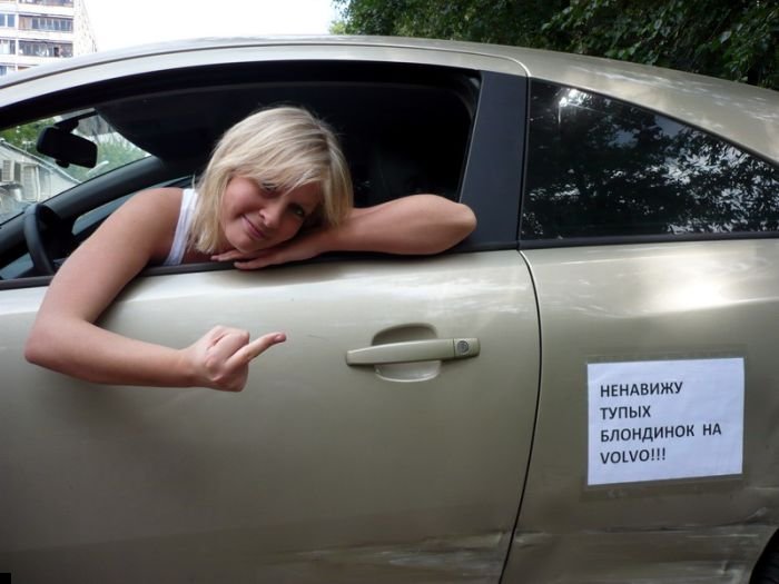 Голая блондинка с большими сиськами сидит дуплом на секс машине на глазах агента