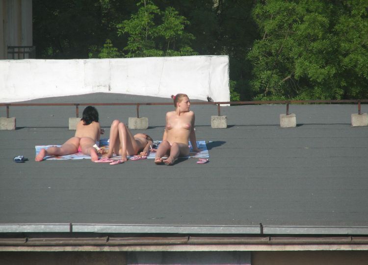 summer-girls-on-the-roof-01