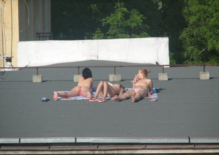 summer-girls-on-the-roof-02