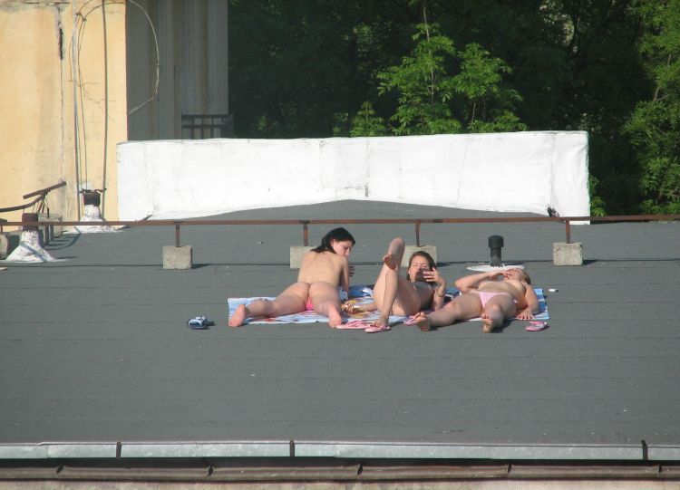 summer-girls-on-the-roof-03