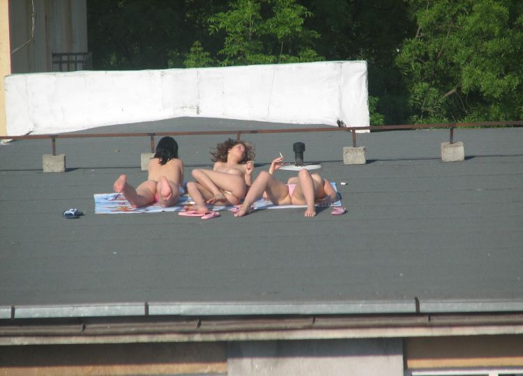 summer-girls-on-the-roof-04