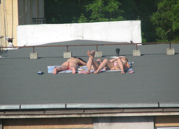 summer-girls-on-the-roof-05