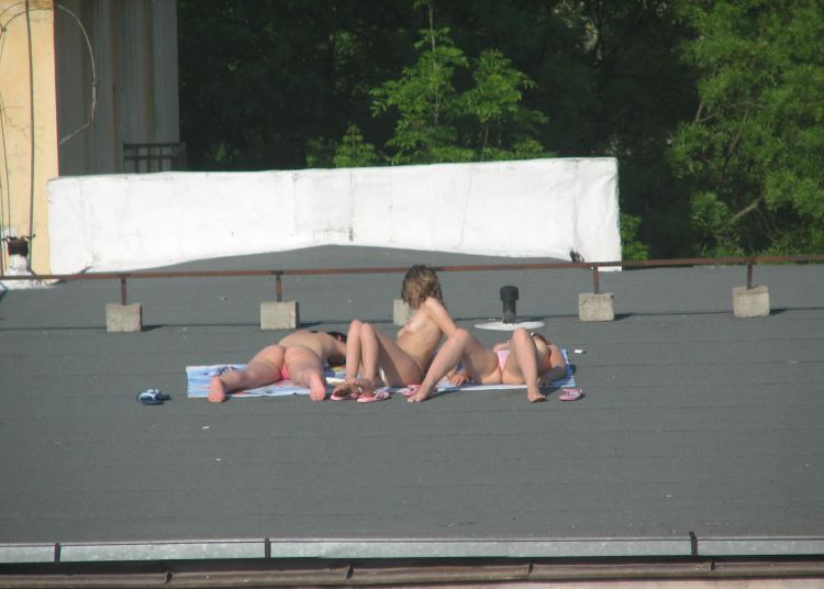 summer-girls-on-the-roof-06