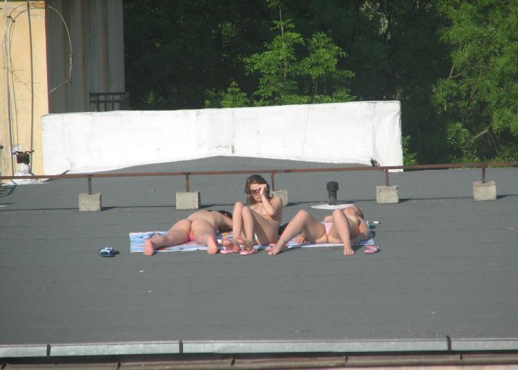 summer-girls-on-the-roof-07