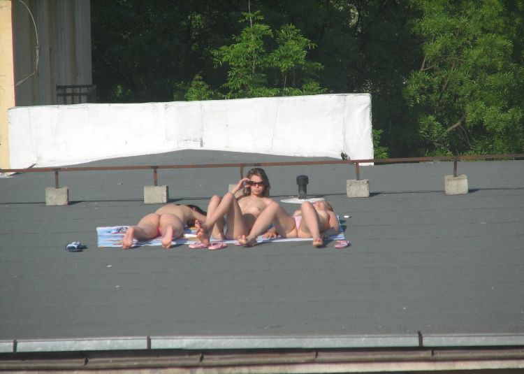 summer-girls-on-the-roof-08