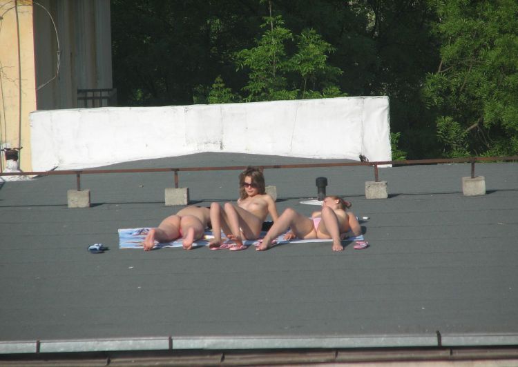 summer-girls-on-the-roof-09