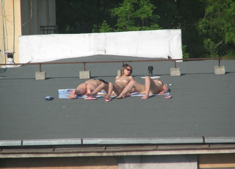 summer-girls-on-the-roof-10