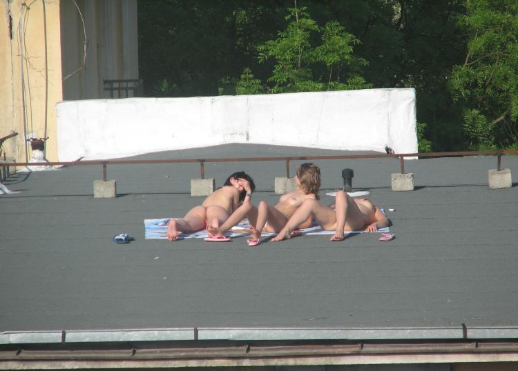 summer-girls-on-the-roof-11