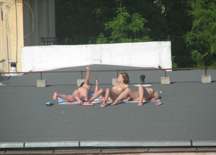 summer-girls-on-the-roof-12