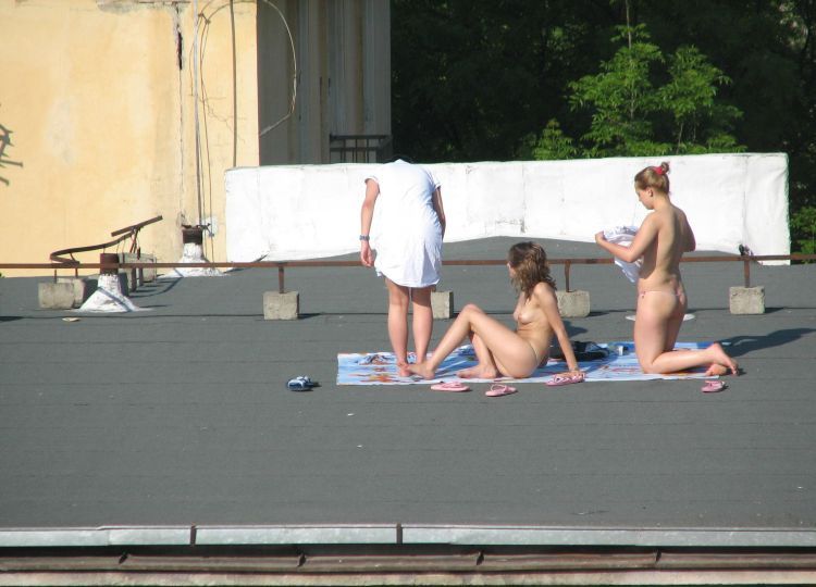 summer-girls-on-the-roof-14