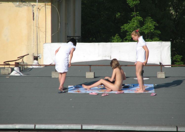 summer-girls-on-the-roof-15