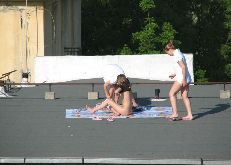 summer-girls-on-the-roof-16