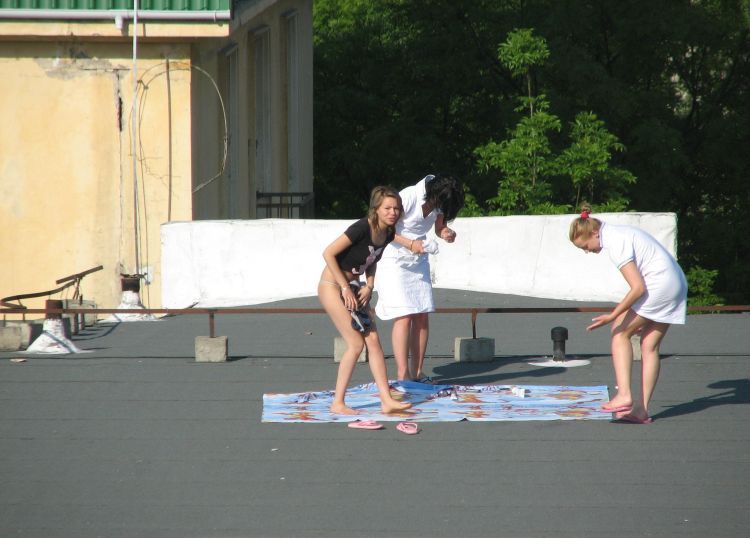 summer-girls-on-the-roof-17