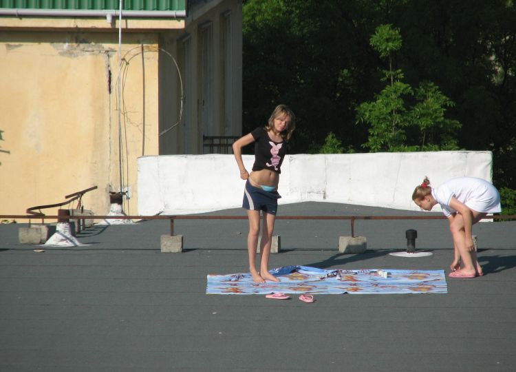 summer-girls-on-the-roof-18