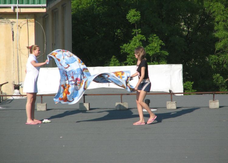 summer-girls-on-the-roof-19