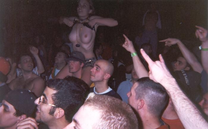 topless-girls-on-concert-05