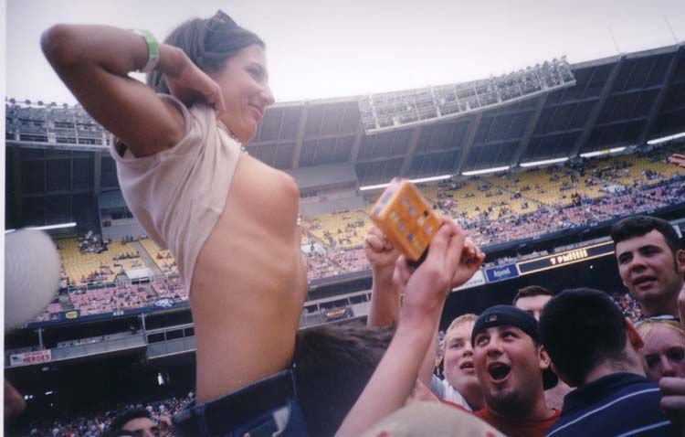 topless-girls-on-concert-11