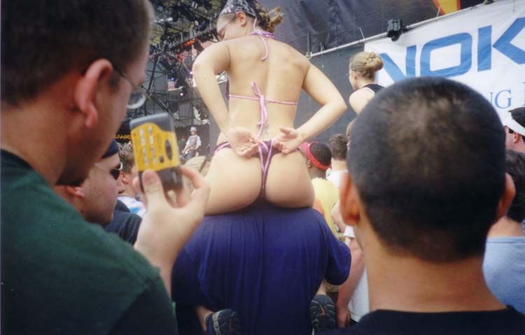 topless-girls-on-concert-12