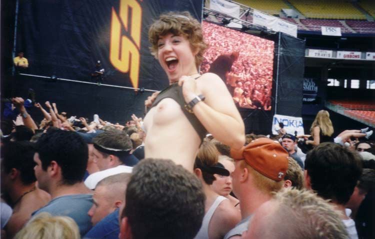 topless-girls-on-concert-15