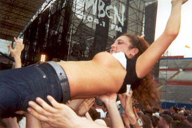 topless-girls-on-concert-34