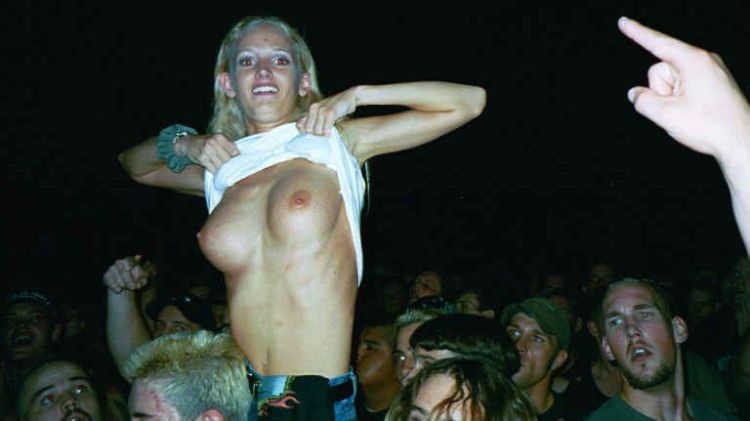 topless-girls-on-concert-64