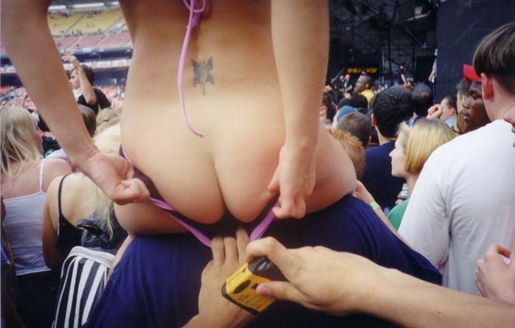 topless-girls-on-concert-65