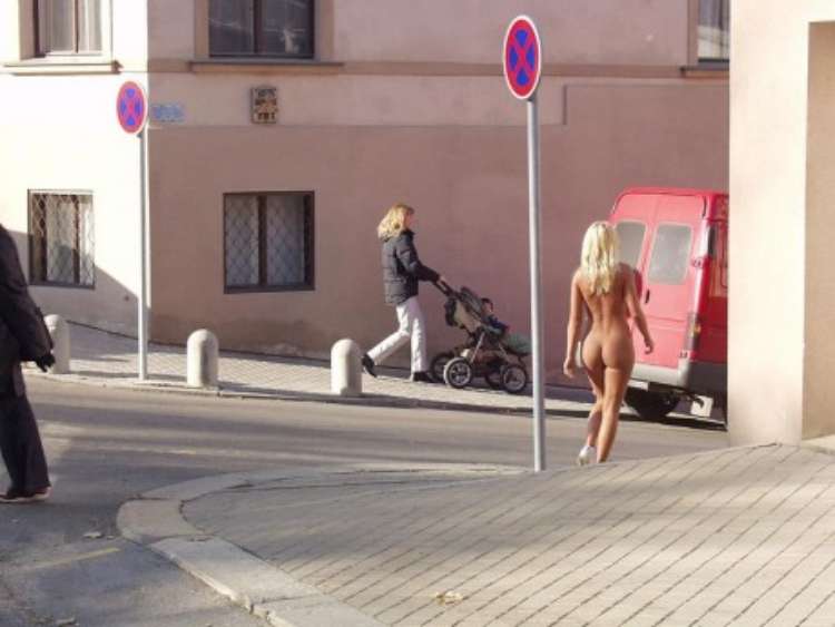 nude-girl-walking-city-09