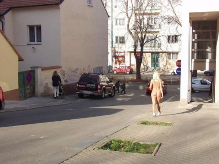 nude-girl-walking-city-10