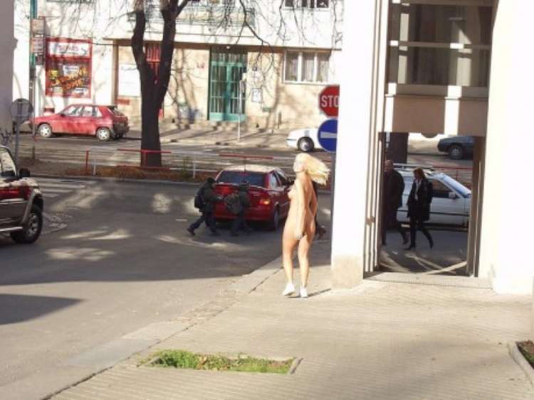 nude-girl-walking-city-11