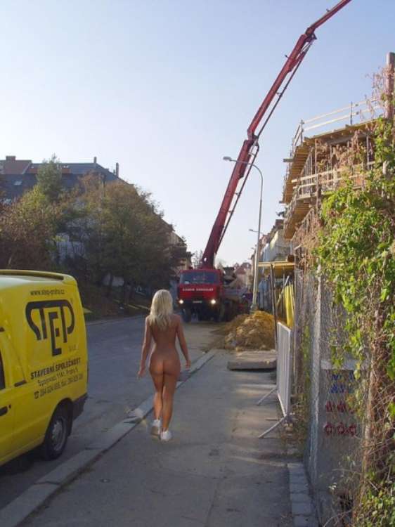 nude-girl-walking-city-19