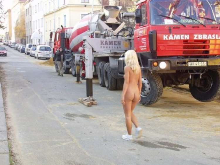 nude-girl-walking-city-20