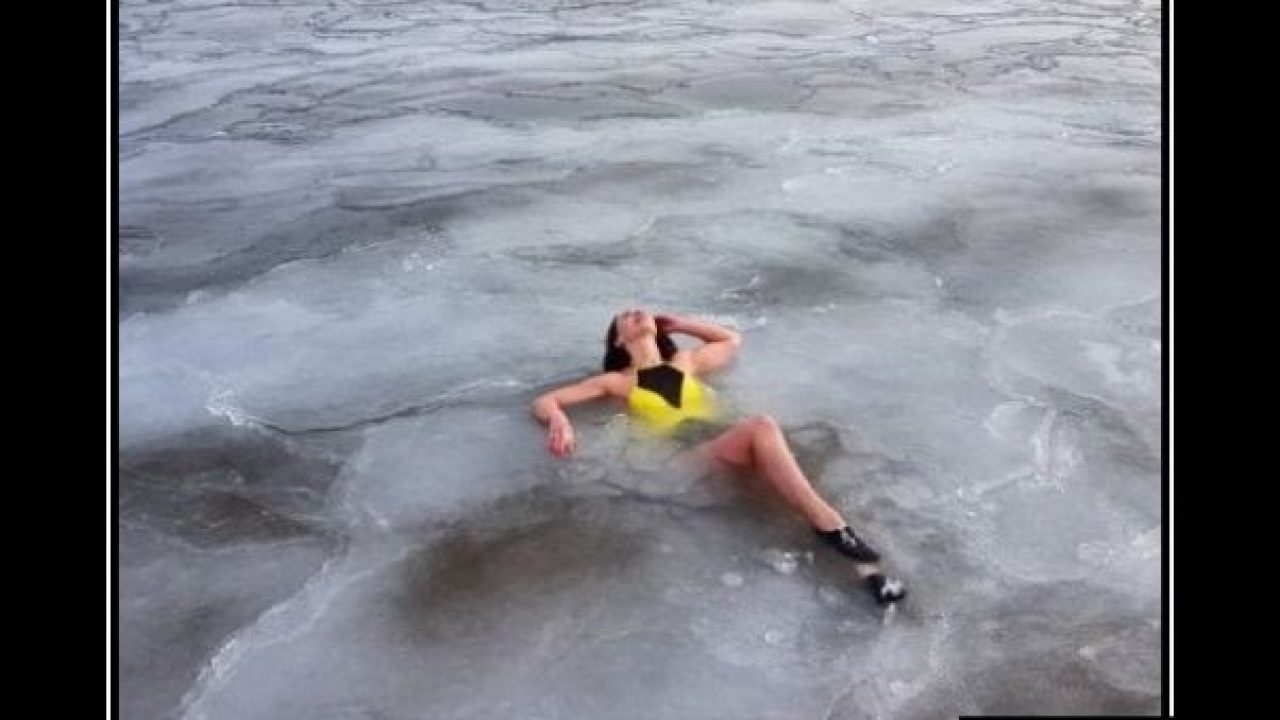 Девушка купается во льдах